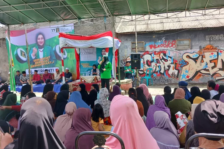 Caleg PPP Dapil Saboci Hj Fitrianti ketika menyapa masyarakat Bojong Pondok Terong, Kota Depok, yang didominasi kaum ibu ibu, Minggu (21/1/2024).  (DOK.PRIBADI)