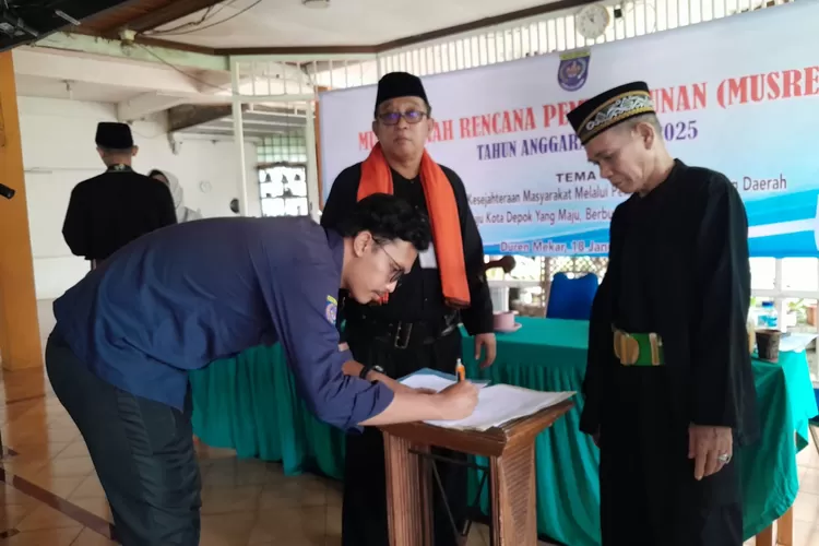 MUSRENBANG : Prosesi penandatanganan persetujuan hasil Musyawarah Perencanaan Pembangunan (Musrenbang) tingkat Kelurahan Duren Mekar, Kecamatan Bojongsari, Kota Depok, Kamis (18/1). (ALDY RAMA/RADAR DEPOK)