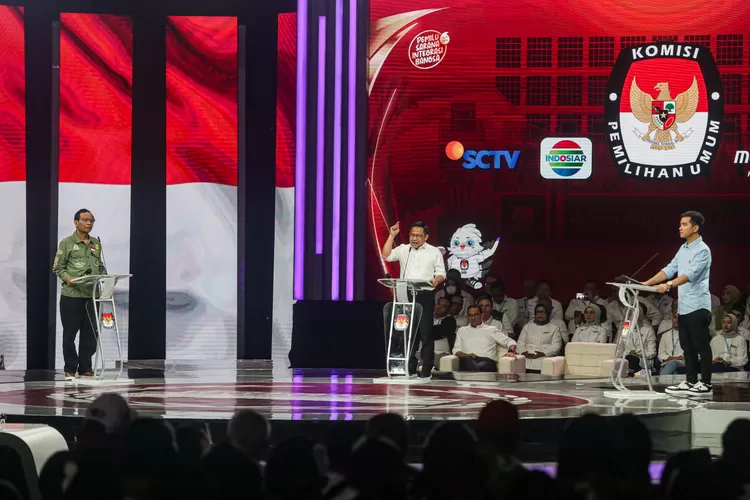 Cawapres nomor urut 1 Muhaimin Iskandar (tengah), cawapres nomor urut 2 Gibran Rakabuming Raka (kanan), dan cawapres nomor urut 3 Mahfud MD (kiri) saat mengikuti debat cawarpres di Jakarta Convention Center, Jakarta, Minggu (21/1/2024). Debat cawapres mengangkat tema pembangunan berkelanjutan, sumber daya alam, lingkungan hidup, energi, pangan, agraria, masyarakat adat dan desa. (SALMAN TOYIBI/JAWA POS)