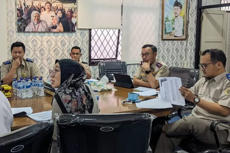 Kepala BPN Kota Depok, Indra Gunawan saat memberi keterangan soal sertifikasi aset daerah milik Pemkot Depok, beberapa waktu lalu.  (GERARD SOEHARLY/RADAR DEPOK)