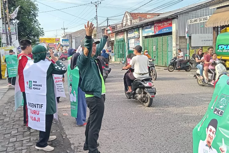 Caleg DPRD Partai PKB, nomor urut 1, Dapil Sukmajaya, Kota Depok, Iwan Setiawan, mengkomandoi flashmob di Jalan Kejayaan, Kelurahan Abadijaya, Kecamatan Sukmajaya, Kota Depok, beberapa waktu lalu. (RADAR DEPOK)