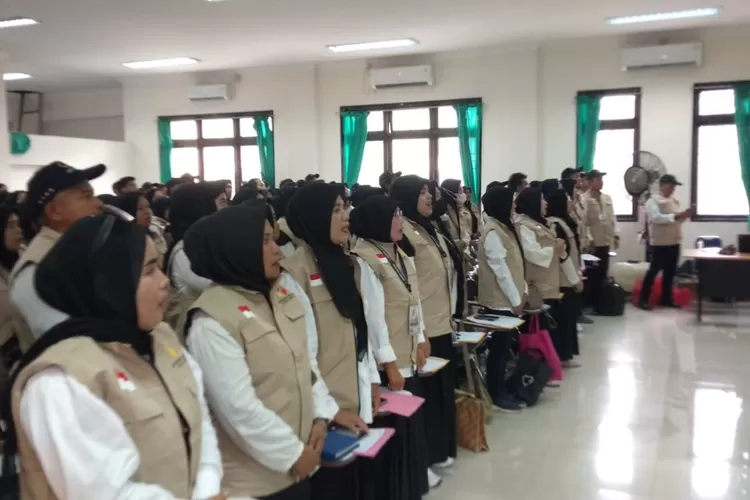 Prosesi pelantikan dan pengukukan anggita PTPS di aula Kecamatan Cilodong. (ANDIKA EKA/RADAR DEPOK)