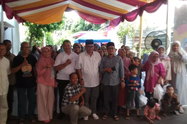 Foto bersama warga dan Ketua Komisi A DPRD Kota Depok, Hamzah, usai kegiatan Reses masa sidang 1 tahun sidang 2024, di RT1/14 Kelurahan Sukamaju, Kecamatan Cilodong. (ANDIKA EKA/RADAR DEPOK)