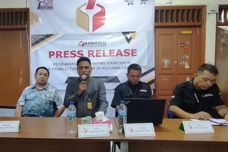 Panwascam Cinere Kota Depok mengevaluasi hasil pelaksanaan pengawasan kampanye dan pengawasan logistik Pemilu 2024, Kamis (25/1). (FAHMI/RADAR DEPOK)