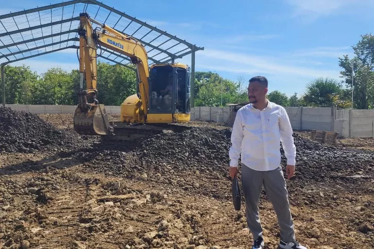 Pemilik PT. Indonesia Plafon Semesta, Adit Setiawan sedang mengecek pembangunan pabrik yang ke tiga di Yogyakarta. (RADAR DEPOK)
