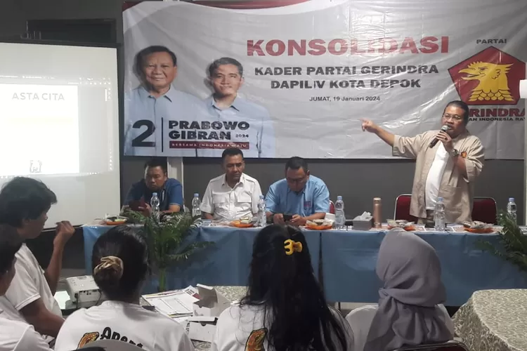 Anggota DPR RI dari Fraksi Gerindra, Nuroji, memberi bimbingan kep[ada kader Partai Gerindra di Sukmajaya, Depok. (Radar Depok)