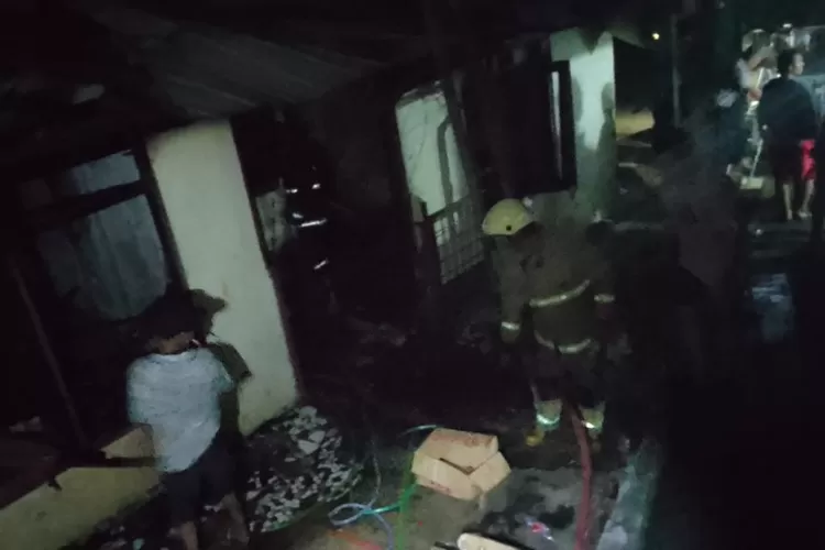 Suasana kebakaran yang melahap satu rumah di Kelurahan Pondok Cina, Kecamatan Bejii (GERARD SOEHARLY/RADAR DEPOK)
