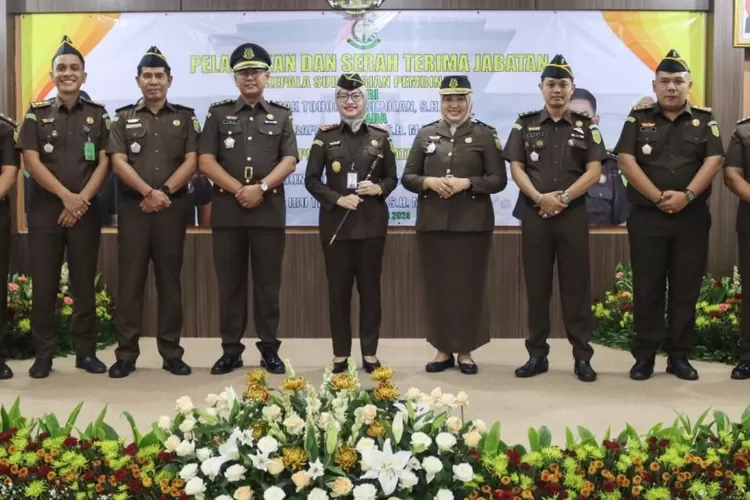 Kejari Depok saat melakukan pengambilan sumpah, pelantikan dan serah terima jabatan Kasubagbin dan Kasi Datun, Kamis (25/1).  (DOK. KEJARI DEPOK)