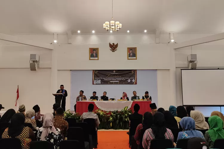 Lurah Tapos, Soleh memberikan sambutan saat pelantikan dan pengukuhan anggota KPPS, di Wisma Kinasih, Kelurahan Cimpaeun, Kecamatan Tapos. (ANDIKA EKA/RADAR DEPOK)