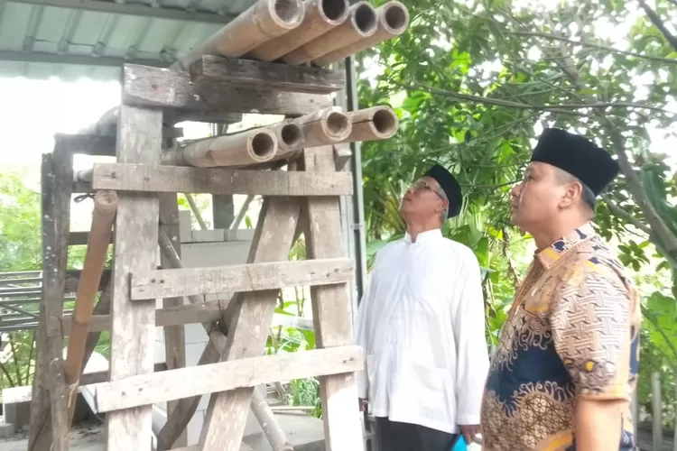 Ketua Komisi A DPRD Kota Depok, Hamzah melakukan peninjauan gedung Pos yang berada di RT1/1 Kelurahan Jatijajar, Kecamatan Tapos. (ANDIKA EKA/RADAR DEPOK)