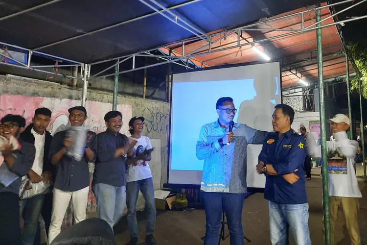 Caleg Partai Gerindra nomor urut 3 untuk DPRD Kota Depok Dapil Cilodong Tapos, Gerry Wahyu Riyanto, memberi sosialisasi soal narkotika, di Kelurahan Cilangkap, Kecamatan Tapos, Depok, Sabtu (27/1). (Radar Depok)