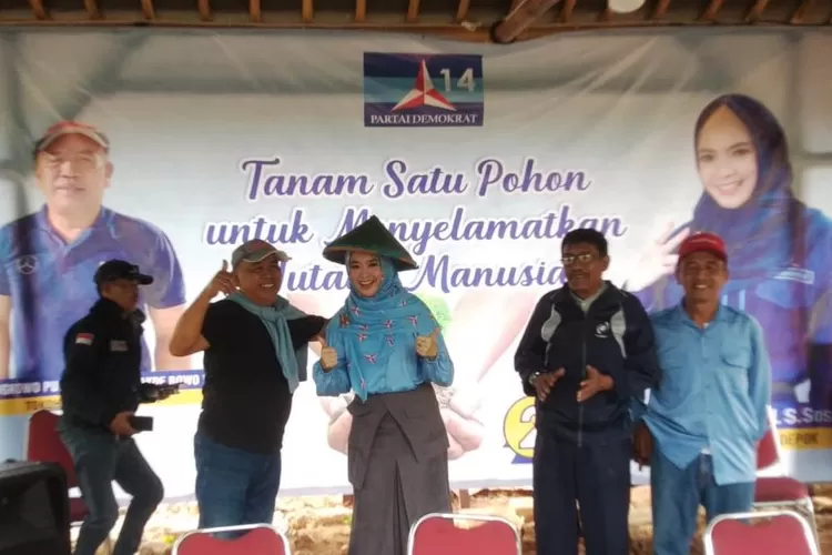 Caleg DPR RI Partai Demokrat, Dapil Kota Depok Kota Bekasi, nomor urut 2, Ingrit Kansil memberikan sambutan saat mengungjungi lahan pertanian perkotaan di Juanda. (ANDIKA EKA/RADAR DEPOK)
