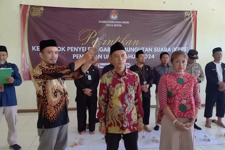 Prosesi pelantikan anggota Kelompok Penyelenggara Pemungutan Suara (KPPS) tingkat Kelurahan Duren Seribu, Kecamatan Bojongsari, Kota Depok, berlangsung di Hall Arco Duren Seribu pada Kamis (25/1). (Radar Depok)