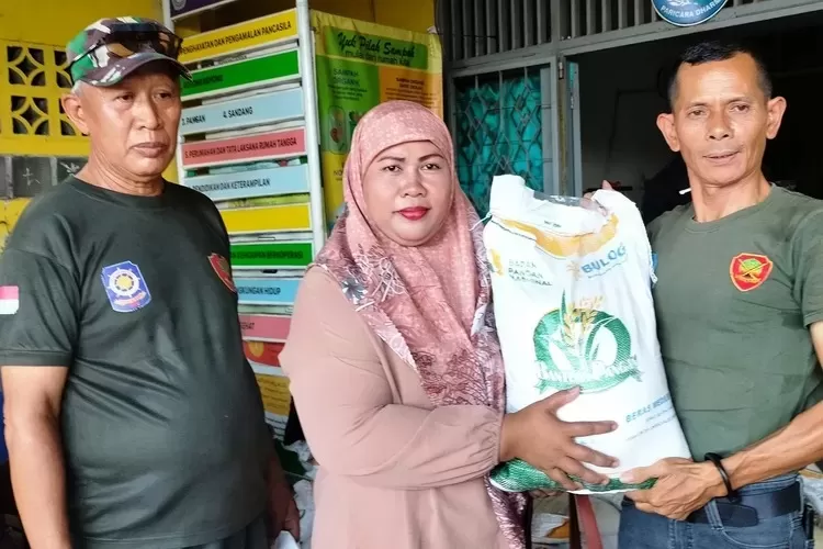 Ilustrasi penyaluran bantuan beras kepada warga Depok dari pemerintah pusat, beberapa waktu lalu. (DOK. RADAR DEPOK)