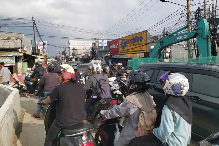 Kepadatan lalu lintas akibat revitalisasi Jembatan Mampang, Kecamatan Pancoranmas, Kota Depok, Selasa (30/1). (ATFAL/RADAR DEPOK)