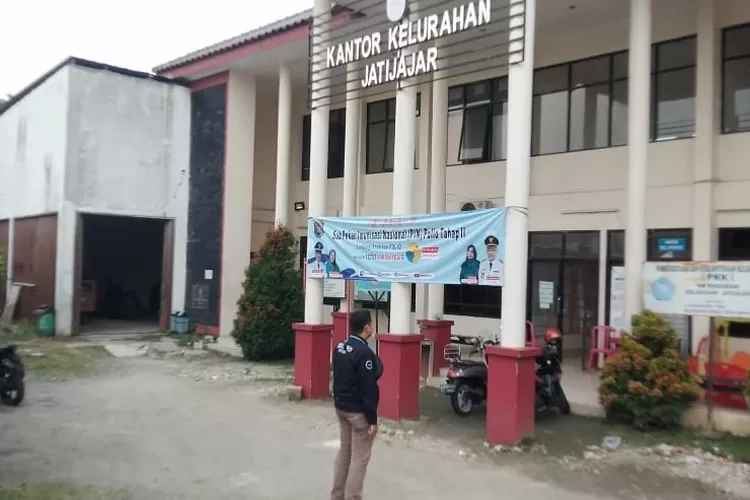 Gedung kantor Kelurahan Jatijajar, Kecamatan Tapos. (ANDIKA EKA/RADAR DEPOK)