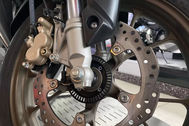 Ilustrasi dampak bearing sepeda motor cepat aus dan oblak.