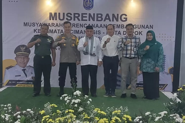 Foto bersama Forkopimcam Kota Depok usai melaksanakan kegiatan Musrenbang Kecamatan Cimanggis, di aula kecamatan. (ANDIKA EKA/RADAR DEPOK)