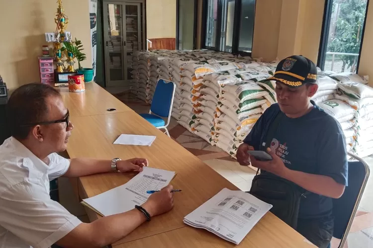 PENERIMAAN : Distribusi 992 karung beras yang diterima di Kantor Kelurahan Cinangka, Sawangan, Kota Depok, Selasa (30/1). (ALDY RAMA/RADAR DEPOK)