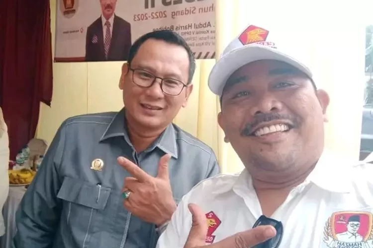 Ketua Komisi A DPRD Kota Depok, Hamzah (kiri) bersama warga RW2 Tapos.