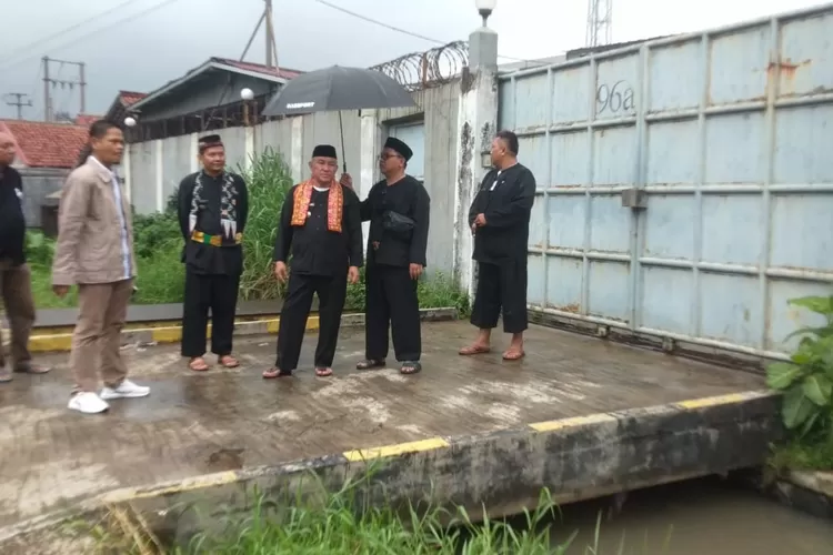 Walikota Depok, Mohammad Idris didampingi aparatur Kelurahan Cimpaeun, Kecamatan Tapos melakukan peninjauan ke Kali Baru, yang berada di RT1/7. (ANDIKA EKA/RADAR DEPOK)