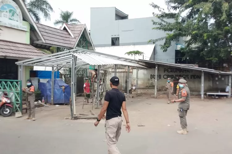 Penertiban PKL oleh SatpolPP Kota Depok di depan perumahan Bumi Cimanggis Indah (BCI) Kelurahan Sukatani, Kecamatan Tapos. (ANDIKA EKA/RADAR DEPOK)