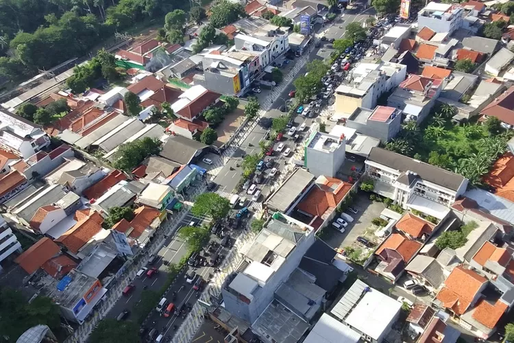 Penampakan permukiman dan gedung tinggi di Kota Depok bersatu padu ketika dilihat dari ketinggian. (GERARD SOEHARLY/RADAR DEPOK)