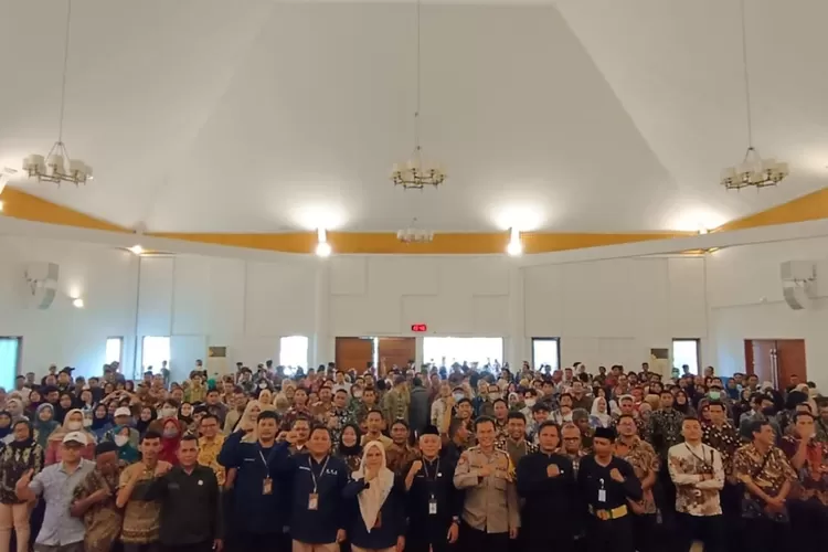 Camat Tapos, Abdul Mutolib memberikan sambutan saat pelantikan anggota KPPS di Wisma Kinasih, Cimpauen, Tapos. (ANDIKA EKA/RADAR DEPOK)
