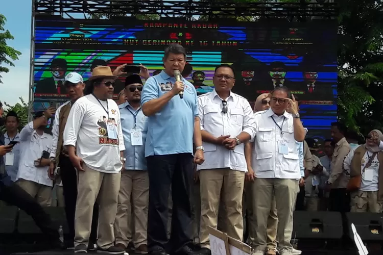 Anggota DPR RI dari Fraksi Gerindra, Nuroji (depan kiri/berkacamata hitam), mendampingi  Wakil Ketua Dewan Pembina Partai Gerindra,  Hashim Djojohadikusumo, saat kampanye akbar Partai Gerindra, di Lapangan Kopelindo, Kelurahan Rangkapanjaya, Kecamatan Pancoranmas, Depok, Minggu (4/2).  (Junior/Radar Depok)