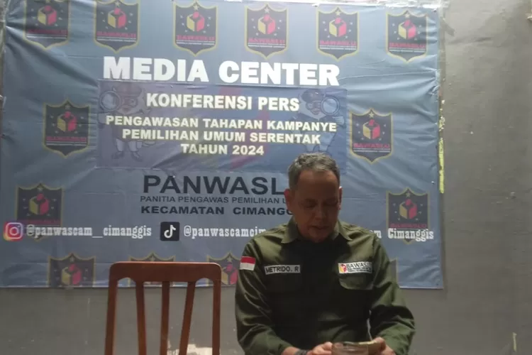 Ketua Panwascam Cimanggis, Metrido Rinaldi memaparkan tahapan kampanye pada saat Press Release, di Kantor Sekretariat Panwascam Cimanggis. (ANDIKA EKA/RADAR DEPOK)