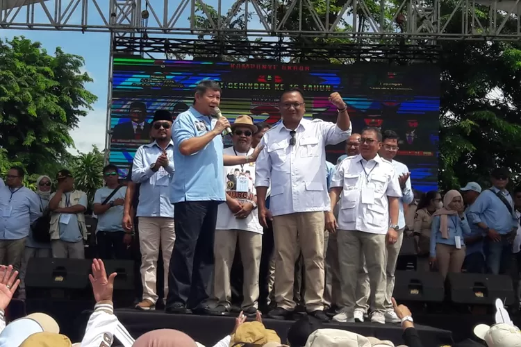 Ketua DPC Partai Gerindra Kota Depok, Pradi Supriatna (angkat tangan) mendampingi Wakil Ketua Dewan Pembina Partai Gerindra, Hashim Djojohadikusumo, saat kampanye Partai Gerindra, di Lapangan Kopelindo, Kelurahan Rangkapanjaya, Kecamatan Pancoranmas, Depok, Minggu (4/2). (Junior/Radar Depok)
