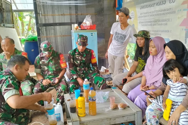 Danramil 06 Cimanggis, Mayor Inf Henky Panjaitan membagikan ilmu kepada Poktan Rusunawa dalam pembuatan pupuk cair organik. (ANDIKA EKA/RADAR DEPOK)