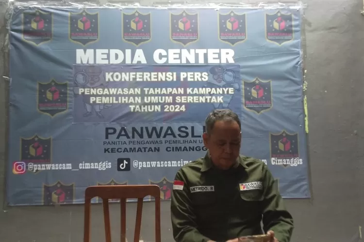 Ketua Panwascam Cimanggis, Metrido Rinaldi, memaparkan terkait logistik pemilu di wilayahnya saat kegiatan jumpa pers Panwascam Cimanggis. (ANDIKA EKA/RADAR DEPOK)