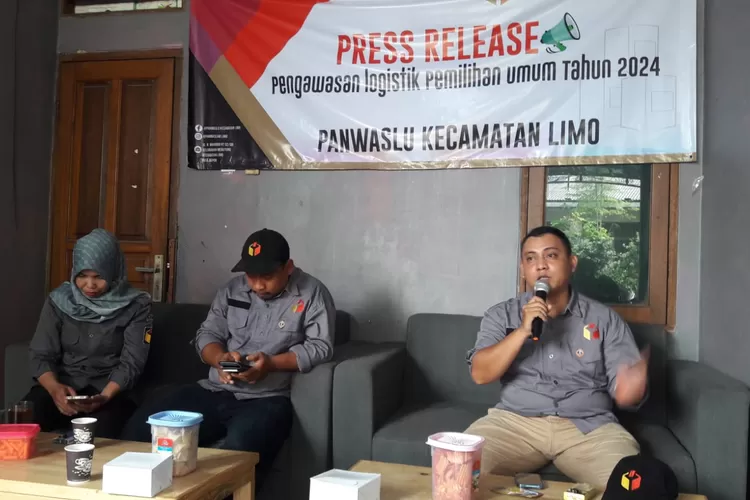 Panwascam Limo, Kota Depok, Jawa Barat saat melakukan konfrensi pers terkait pengawasan logistik 2024, Selasa (6/2). (RADAR DEPOK)
