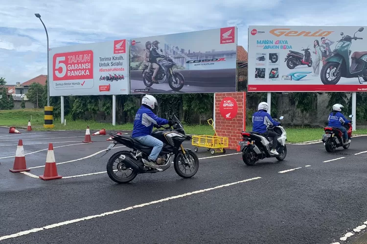 Pelatihan safety riding yang diadakan PT Daya Adicipta Motora bagi komunitas Honda PCX Club Bandung.