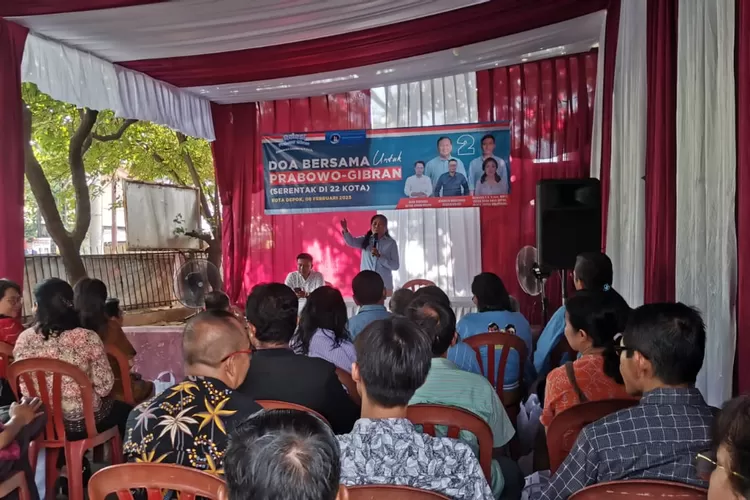 Caleg DPRD, nomor urut 2, Partai Gerindra, Dapil Cilodong-Tapos, Rienova Serry Donie, diberi doa  pendeta dalam kegiatan doa bersama Relawan Lentera Kasih, Kamis (8/2/2024).  (MUHAMADIRFAN/RADARDEPOK)