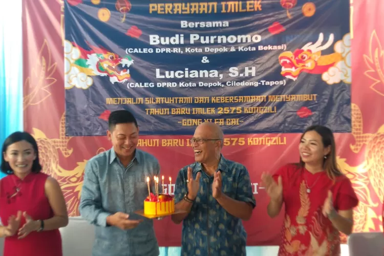 Memberikan ucapan ulang tahun kepada  Ketua Komisi C DPRD Depok, Edi Sitorus dalam perayaan tahun baru Imlek di Base Pemenangan Budi Purnomo, Kelurahan Kalimulya, Kecamatan Cilodong. (ANDIKA EKA/RADAR DEPOK)
