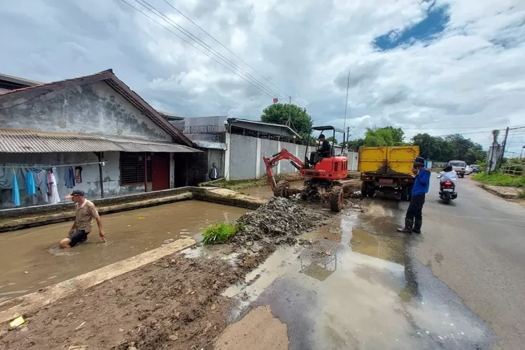 Proses normaliasi Kali Baru, yang terletak di perbatasan antara Kelurahan Cimpaeun dan kelurahan Ciriung, Kabupaten Bogor. (ANDIKA EKA/RADAR DEPOK)