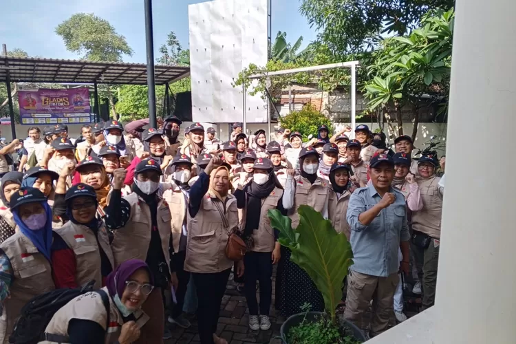 Anggota Panwascam Tapos saat foto bersama sebelum mencopot APK partai politik yang masih terpasang di jalan protokol pada masa tenang.  (Dokumen Panwascam Tapos)