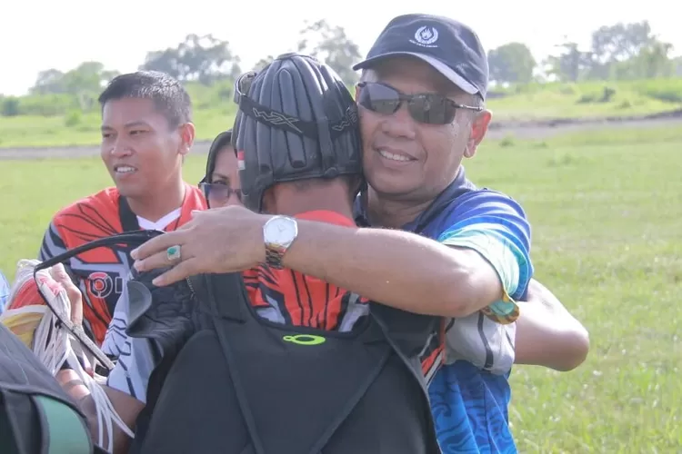 Ketua KONI Depok Herry Suprianto saat memeluk Atlet Terjun Payung Kota Depok yang berhasil meraih juara di PON (ISTIMEWA)