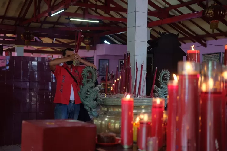 Seorang warga Tionghoa melaksanakan ibadah pada Tahun Baru Imlek 2575 Kongzili di Vihara Gayatri yang terletak di Kelurahan Cilangkap, Kecamatan Tapos. (ANDIKA EKA/RADAR DEPOK)