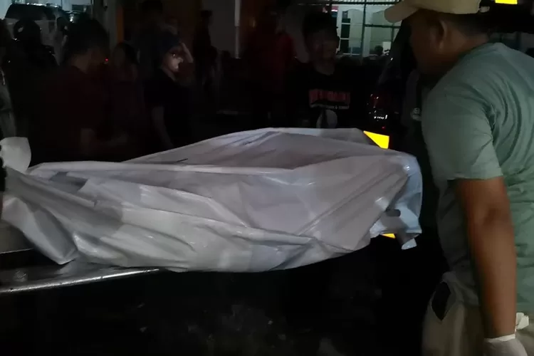 EVAKUASI : Polres Metro Depok saat melakukan evakuasi pria yang tewas di kamar kos Azizan In di Jalan Masjid Al-Istiqomah, Beji, Depok. (FADLIANSYAH/RADARDEPOK)