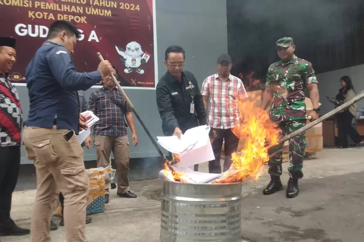 KPU Kota Depok bersama stakholder lainya melaksanakan pemusnahan surat suara yang tergolong rusak dan lebih di depan Gudang KPU Kota Depok, yang terletak di Cibinong, Kabupaten Bogor. (ANDIKA EKA/RADAR DEPOK)