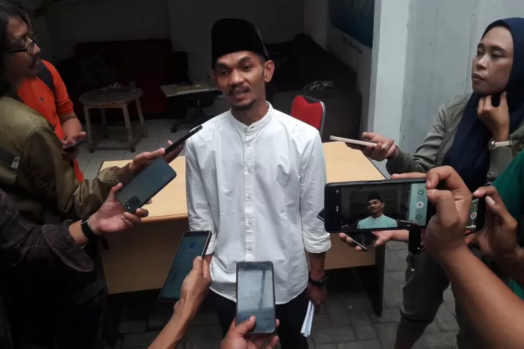 Koodinator Divisi Pencegahan, Partisipasi Masyarakat dan Hubungan Masyarakat, Andriansyah saat diwawancarai. (RADAR DEPOK)