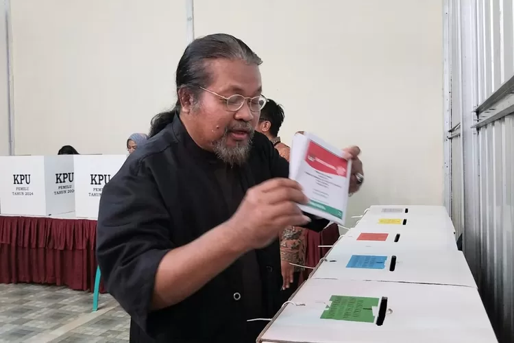 Anggota DPR RI Fraksi Gerindra, Nuroji, mencoblos di TPS, kawasan Tanah Baru, Beji, Depok (DOK NUROJI)