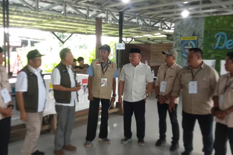 Walikota Depok, Mohammad Idris melakukan peninjauan di TPS 50 yang berada di RT2/20 Kelurahan Tapos, Kecamatan Tapos. (ANDIKA EKA/RADAR DEPOK)