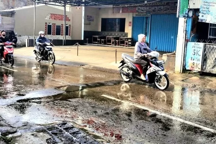 Suasana Jalan Raya Pekapuran yang berada di RT8/4 Kelurahan Curug, Kecamatan Cimanggis yang kerap dilanda genangan air.  (ISTIMEWA)
