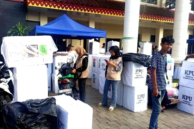 Suasana pengumpulan kotak suara di masing-masing kelurahan di Kecamatan Tapos. (ANDIKA EKA/RADAR DEPOK)