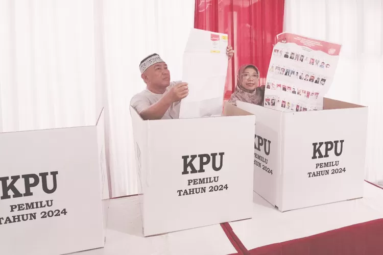 Walikota Depok, Mohammad Idris bersama sang istri, Elly Farida dan Sekretaris Daerah (Sekda) Kota Depok, Supian Suri bersama sang istri Siti Barkah atau Cing Ikah. (RADAR DEPOK)