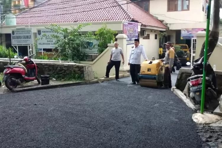 RADARDEPOK.COM-Peningkatan fasilitas gedung kantor kelurahan. Merupakan salah satu upaya Pemerintah Kota (Pemkot) Depok dalam meningkatkan pelayanan kepada masyarakat. Salah satunya akses jalan yang mudah dan rapih.  Laporan : Andika Eka Maulana Jalanan dan area parkir pada Sukamaju, Kecamatan Cilod (Dokumen Kelurahan Sukamaju)